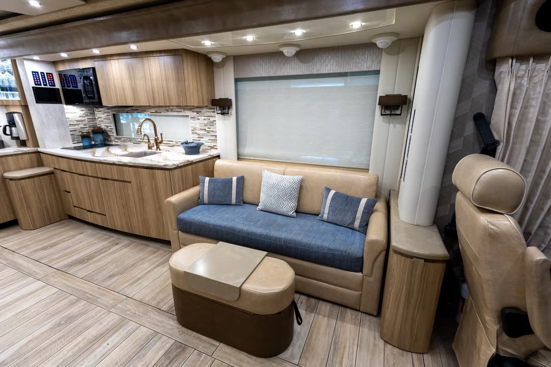 2020 Newell P50 Edition Motorcoach - Image 15