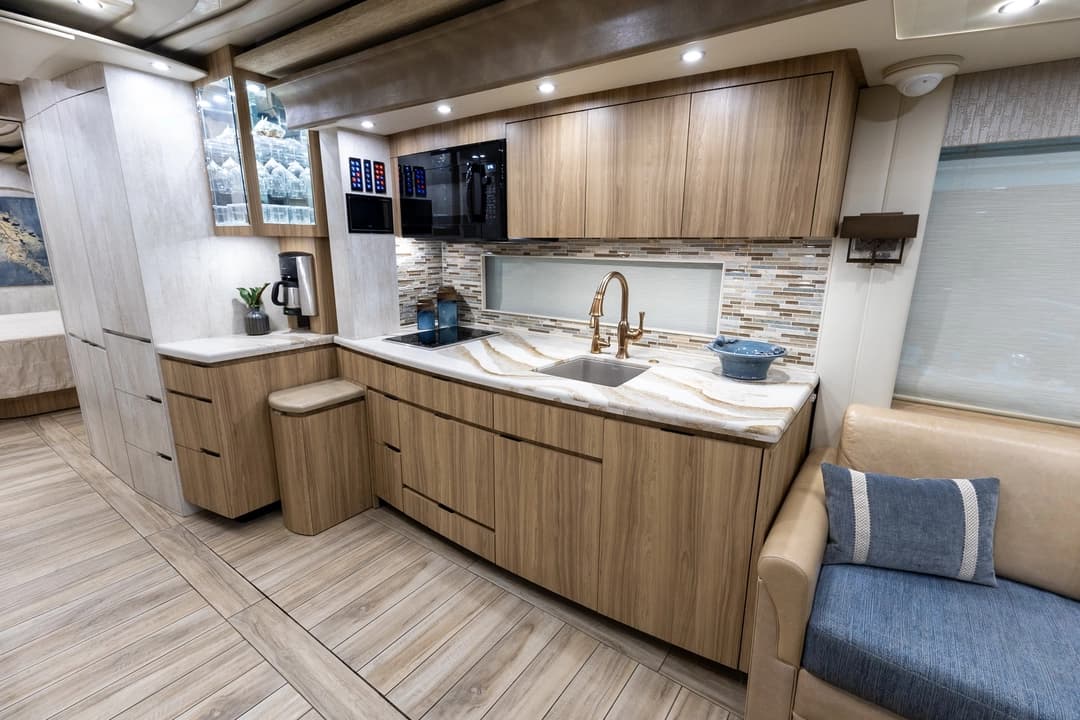 2020 Newell P50 Edition Motorcoach - Image 16