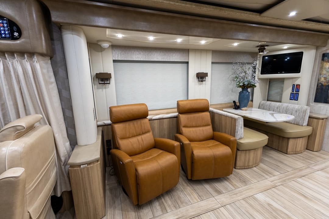 2020 Newell P50 Edition Motorcoach - Image 19