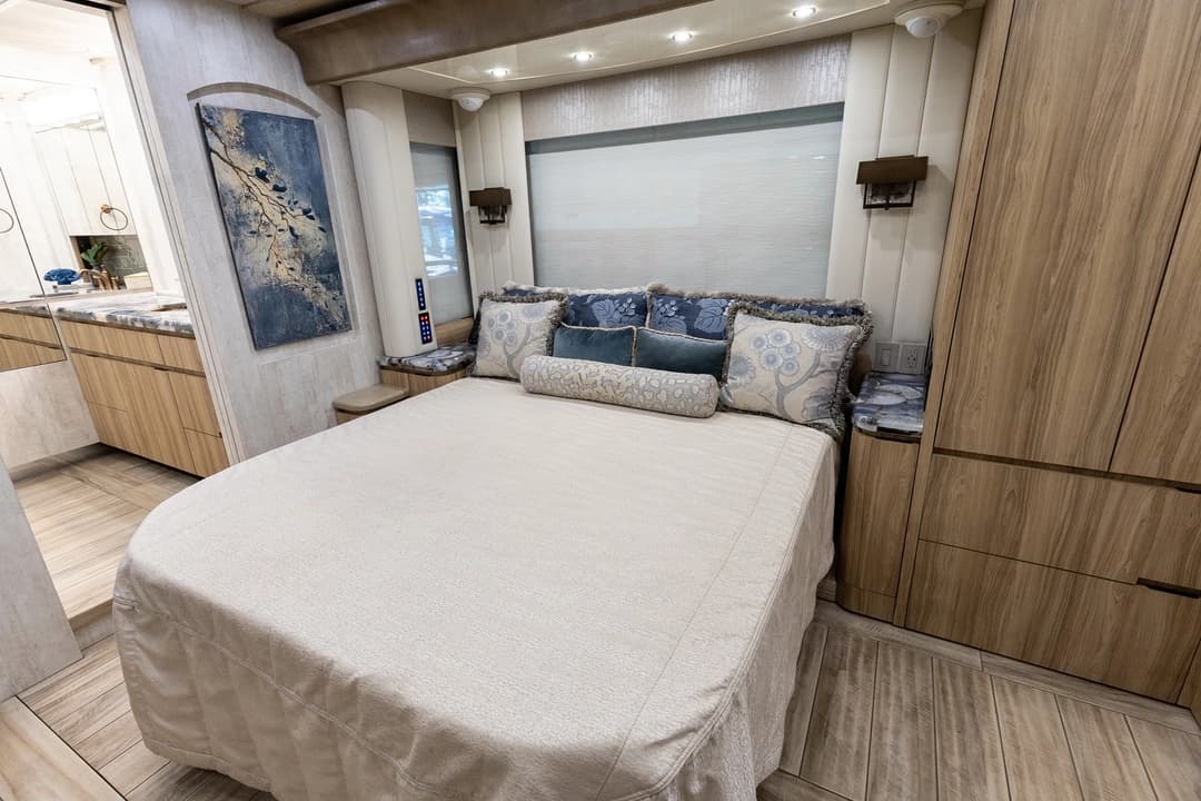 2020 Newell P50 Edition Motorcoach - Image 24