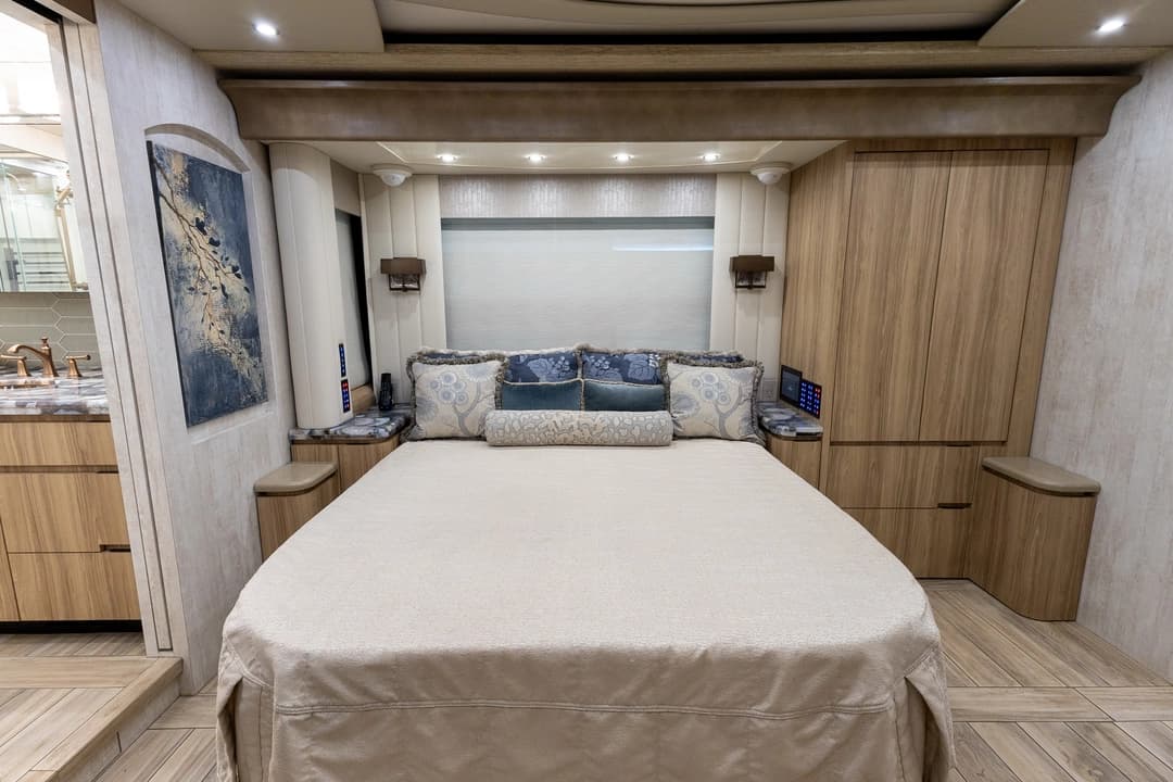 2020 Newell P50 Edition Motorcoach - Image 25