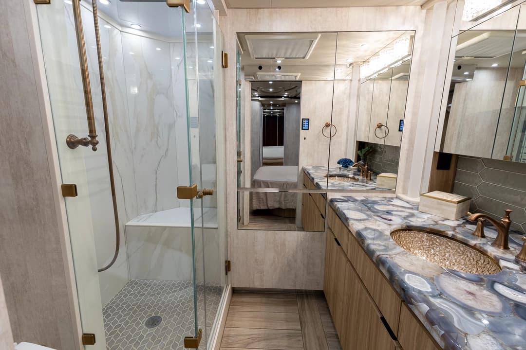 2020 Newell P50 Edition Motorcoach - Image 28