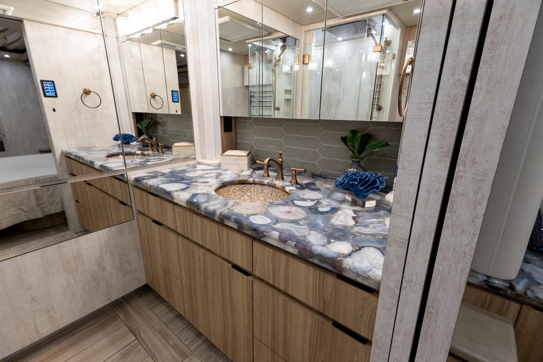 2020 Newell P50 Edition Motorcoach - Image 29