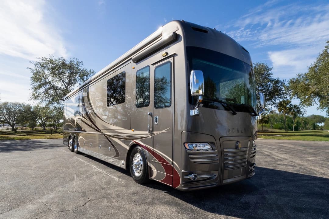 2016 Foretravel 4540 Motorcoach - Image 1