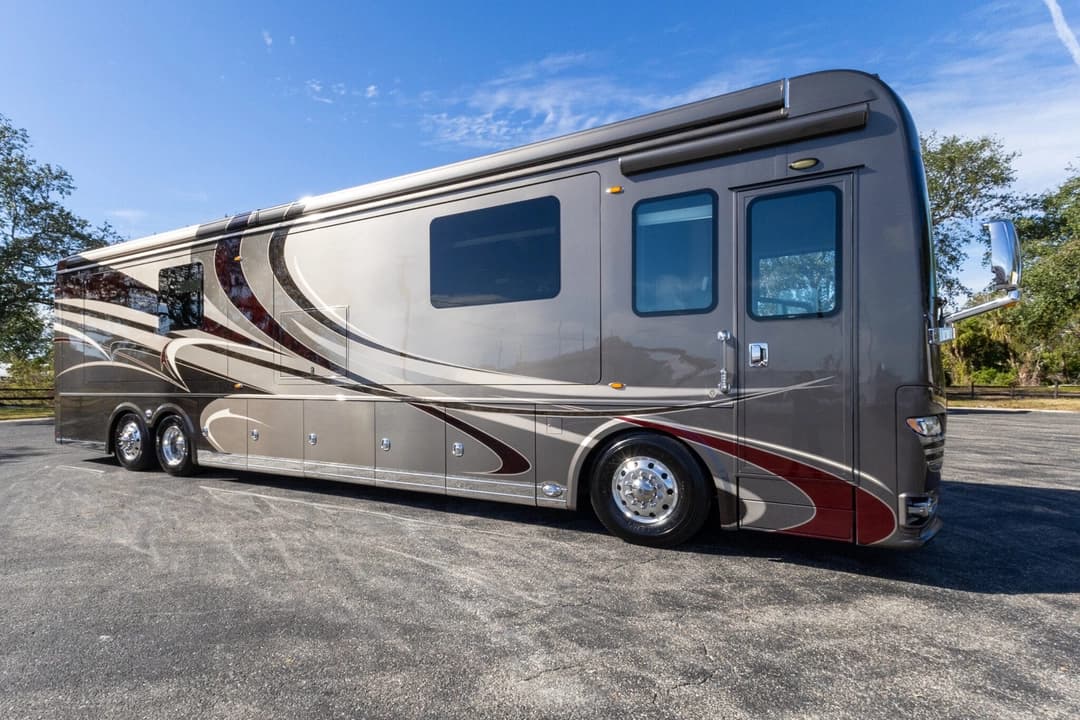 2016 Foretravel 4540 Motorcoach - Image 2