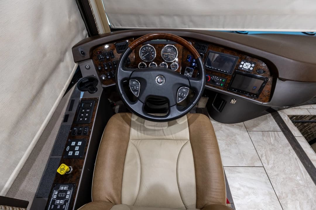 2016 Foretravel 4540 Motorcoach - Image 13