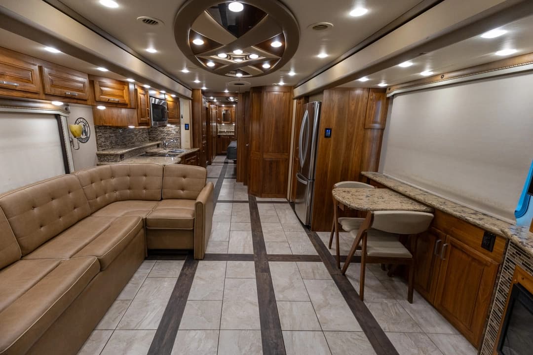 2016 Foretravel 4540 Motorcoach - Image 14