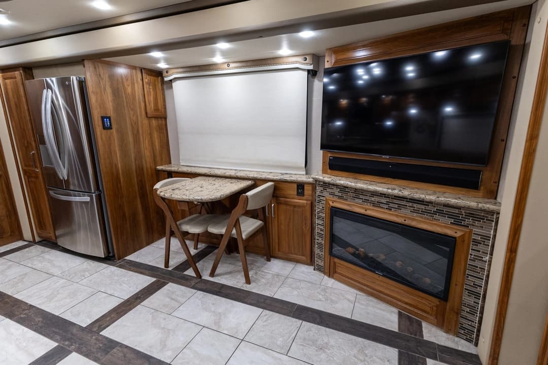 2016 Foretravel 4540 Motorcoach - Image 15