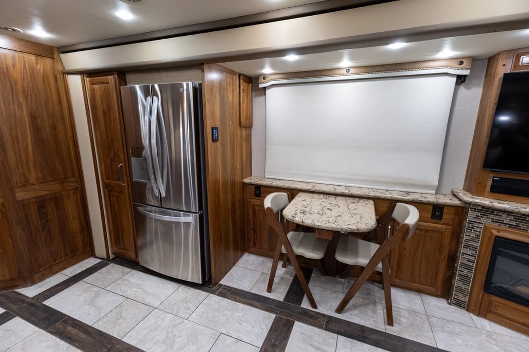 2016 Foretravel 4540 Motorcoach - Image 16