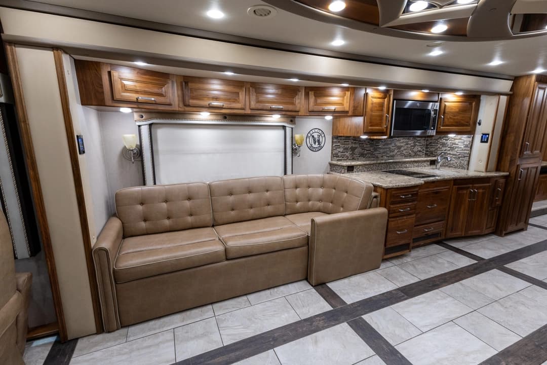 2016 Foretravel 4540 Motorcoach - Image 17