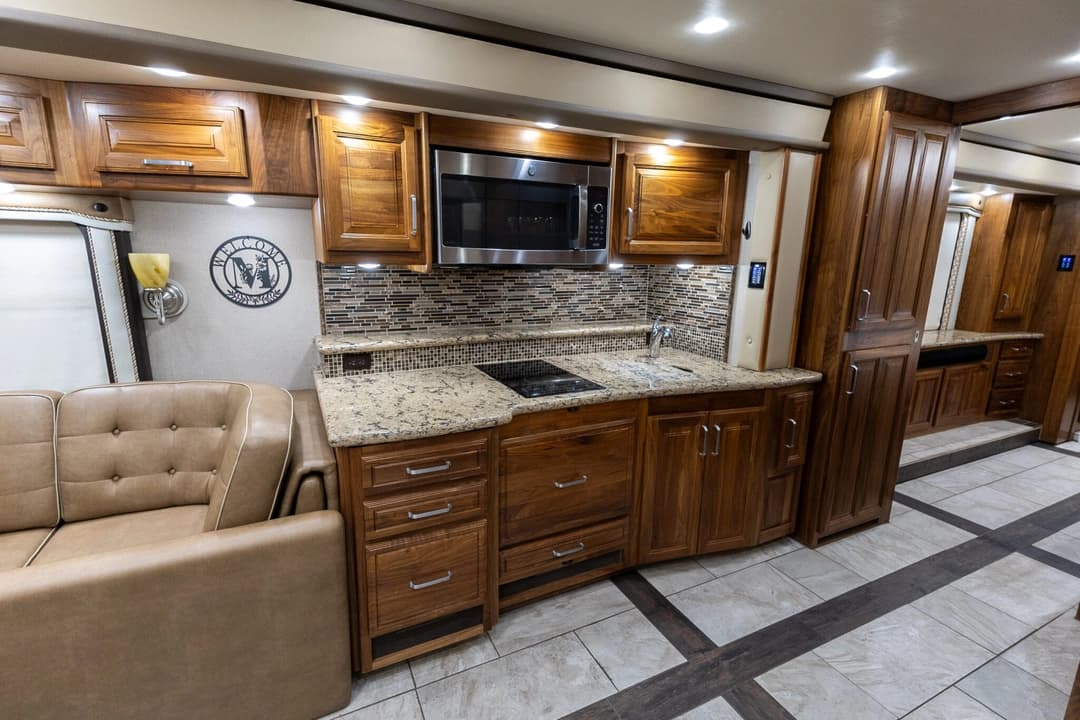 2016 Foretravel 4540 Motorcoach - Image 18