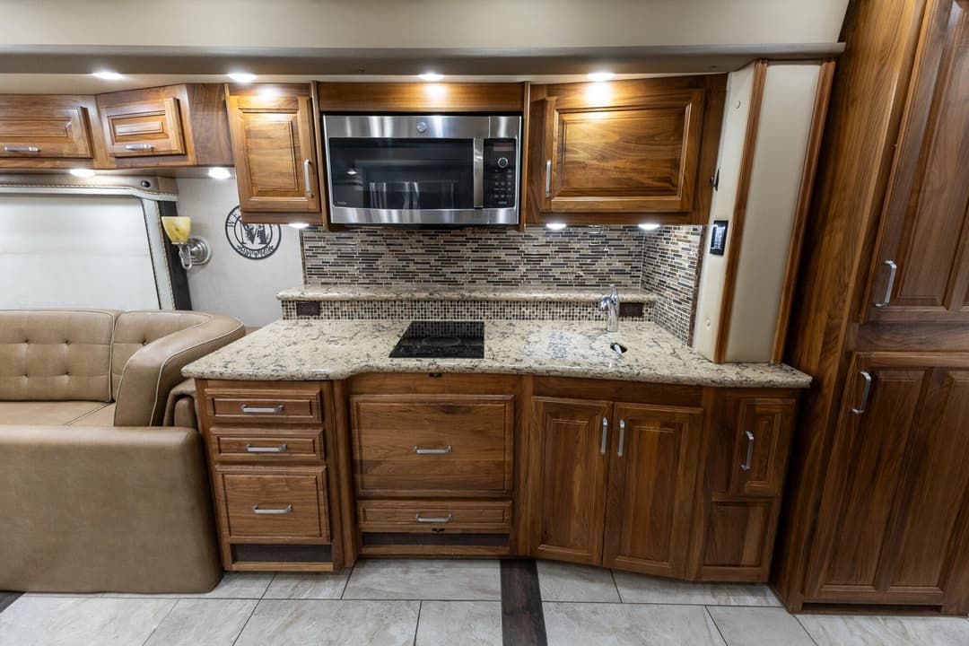 2016 Foretravel 4540 Motorcoach - Image 19