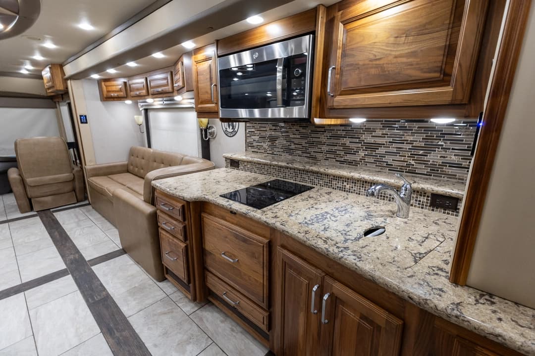 2016 Foretravel 4540 Motorcoach - Image 20