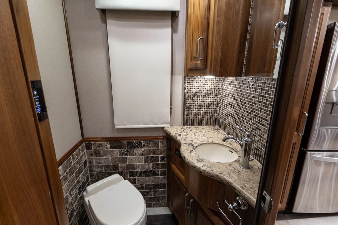2016 Foretravel 4540 Motorcoach - Image 22