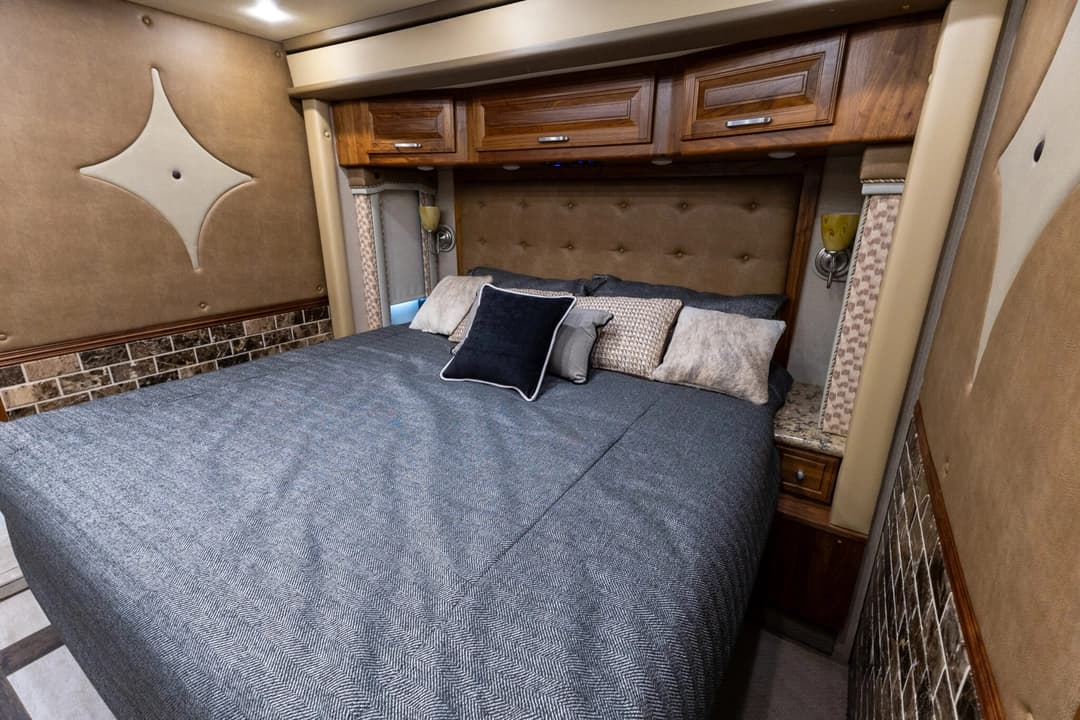 2016 Foretravel 4540 Motorcoach - Image 24