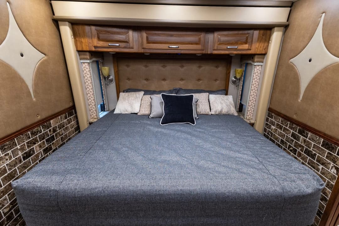 2016 Foretravel 4540 Motorcoach - Image 25