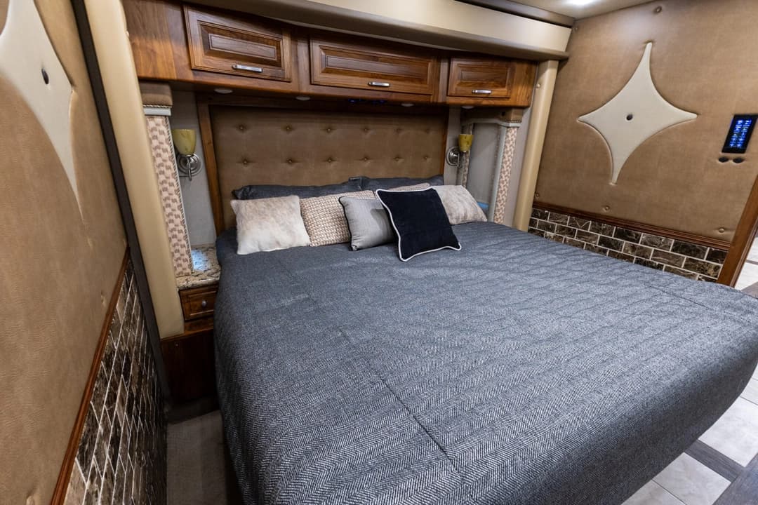 2016 Foretravel 4540 Motorcoach - Image 26