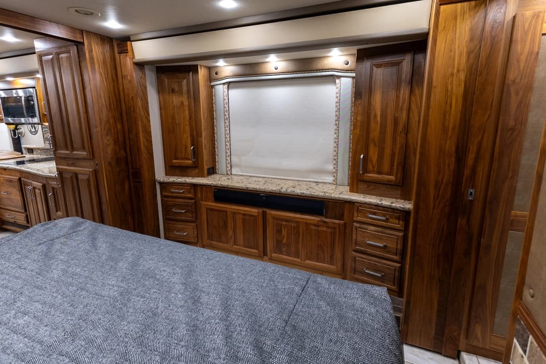 2016 Foretravel 4540 Motorcoach - Image 27