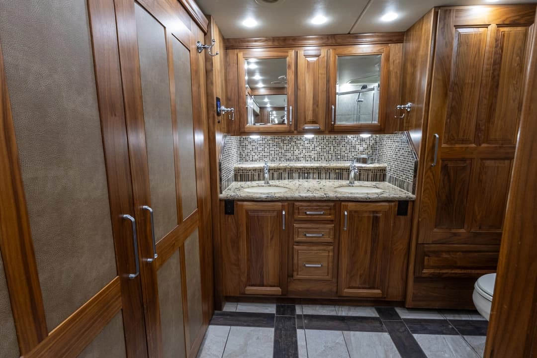 2016 Foretravel 4540 Motorcoach - Image 28