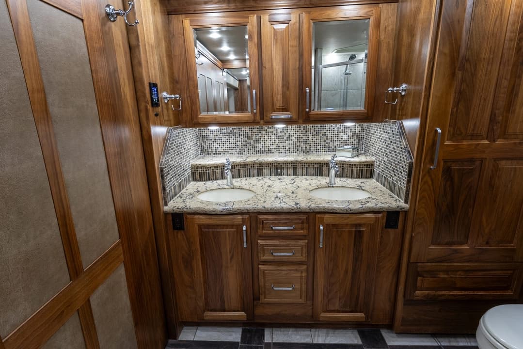 2016 Foretravel 4540 Motorcoach - Image 29