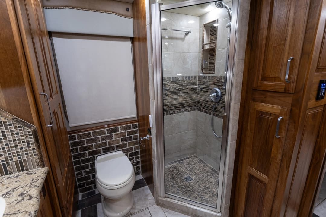 2016 Foretravel 4540 Motorcoach - Image 30