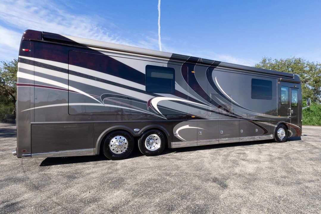 2016 Foretravel 4540 Motorcoach - Image 4