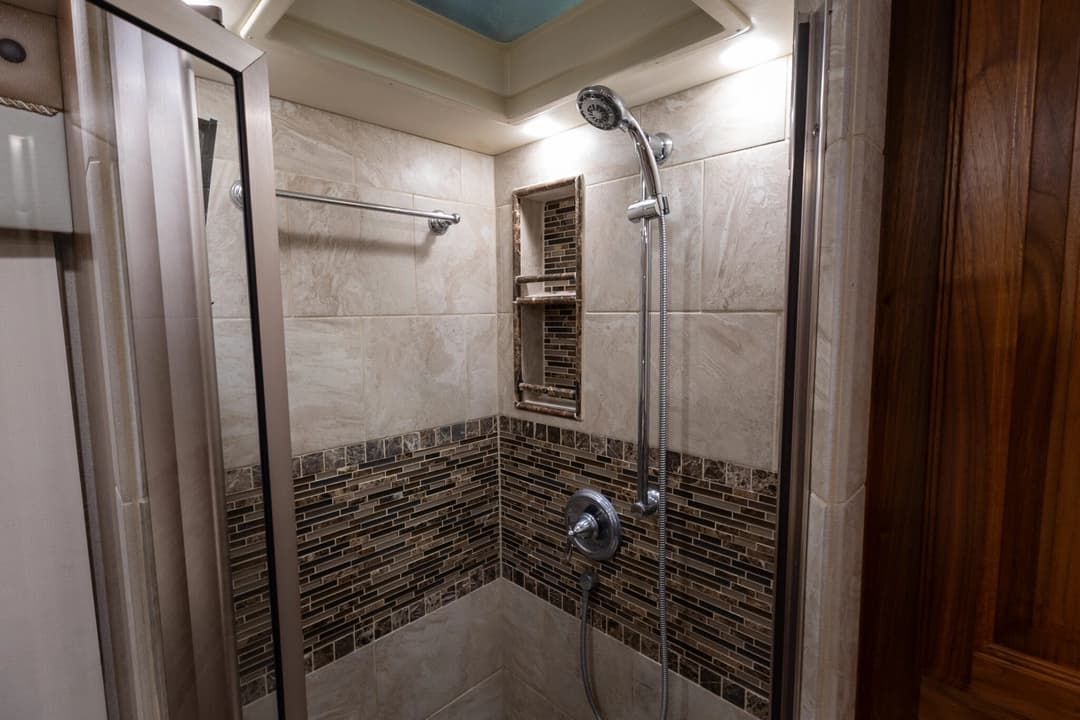 2016 Foretravel 4540 Motorcoach - Image 31