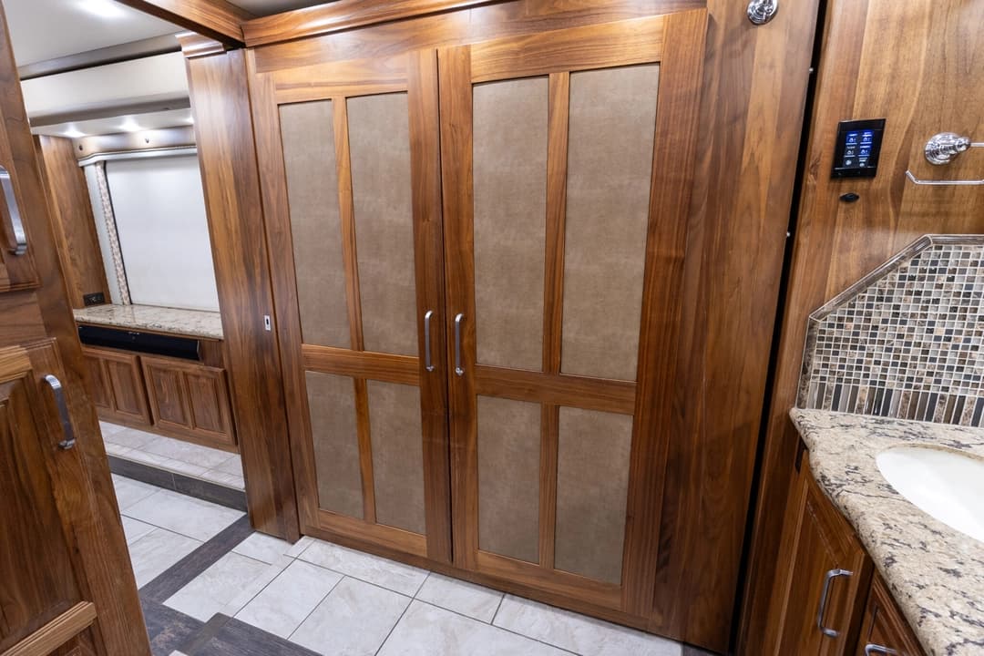 2016 Foretravel 4540 Motorcoach - Image 33