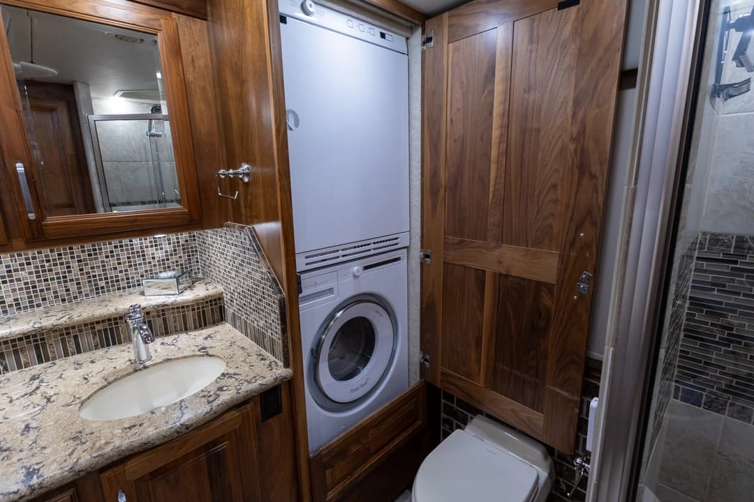 2016 Foretravel 4540 Motorcoach - Image 34