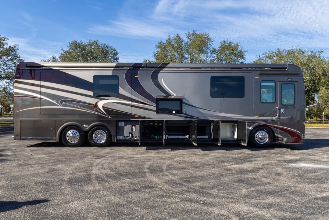 2016 Foretravel 4540 Motorcoach - Image 35