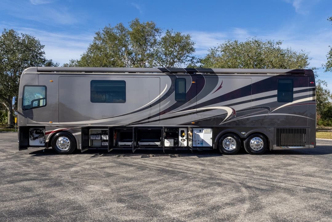 2016 Foretravel 4540 Motorcoach - Image 36