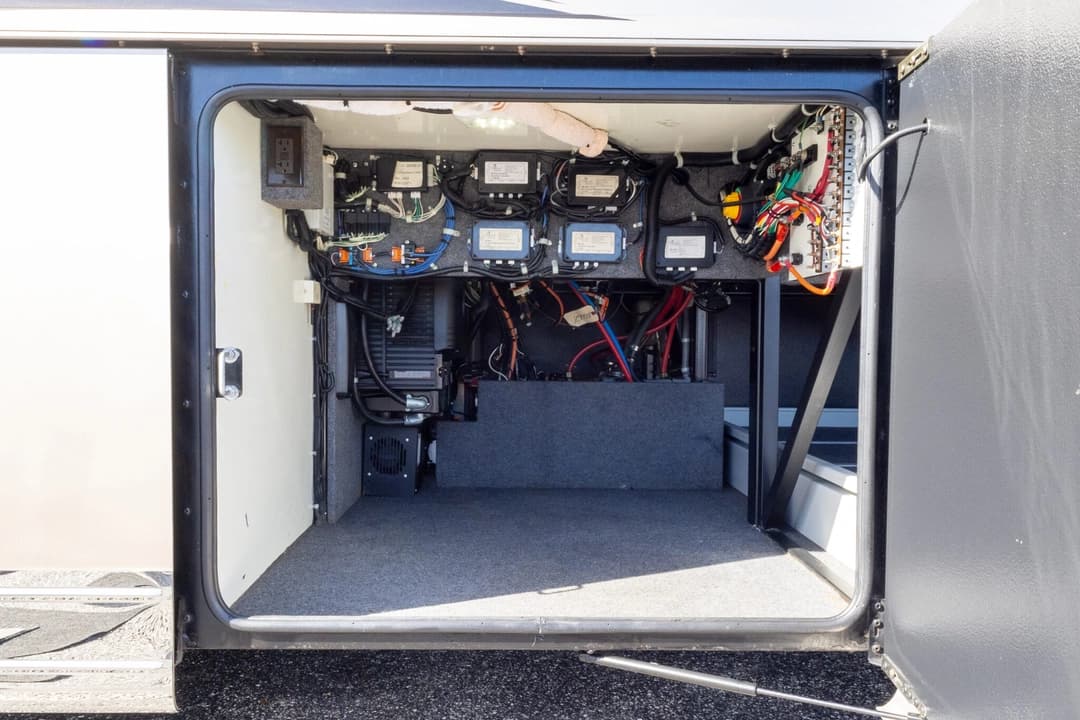 2016 Foretravel 4540 Motorcoach - Image 38