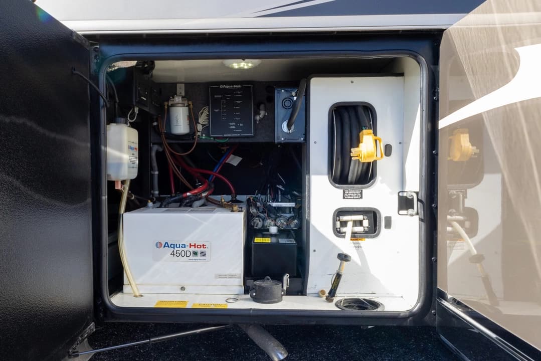 2016 Foretravel 4540 Motorcoach - Image 47