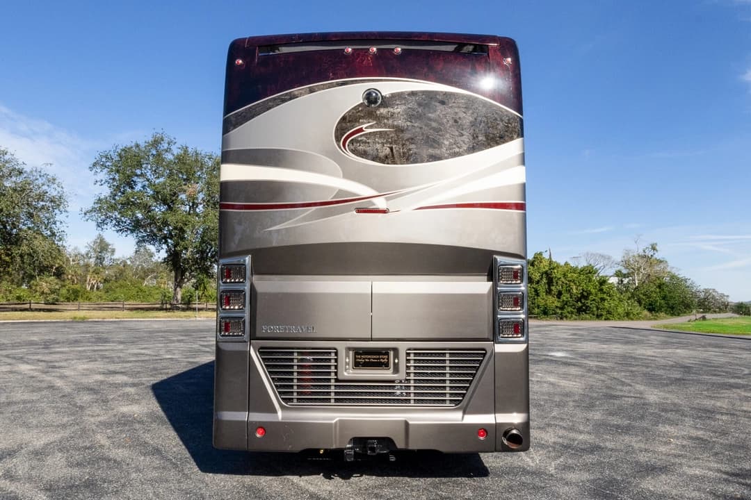 2016 Foretravel 4540 Motorcoach - Image 6
