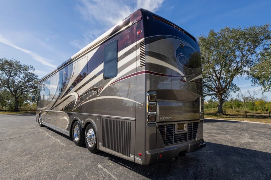 2016 Foretravel 4540 Motorcoach - Image 7