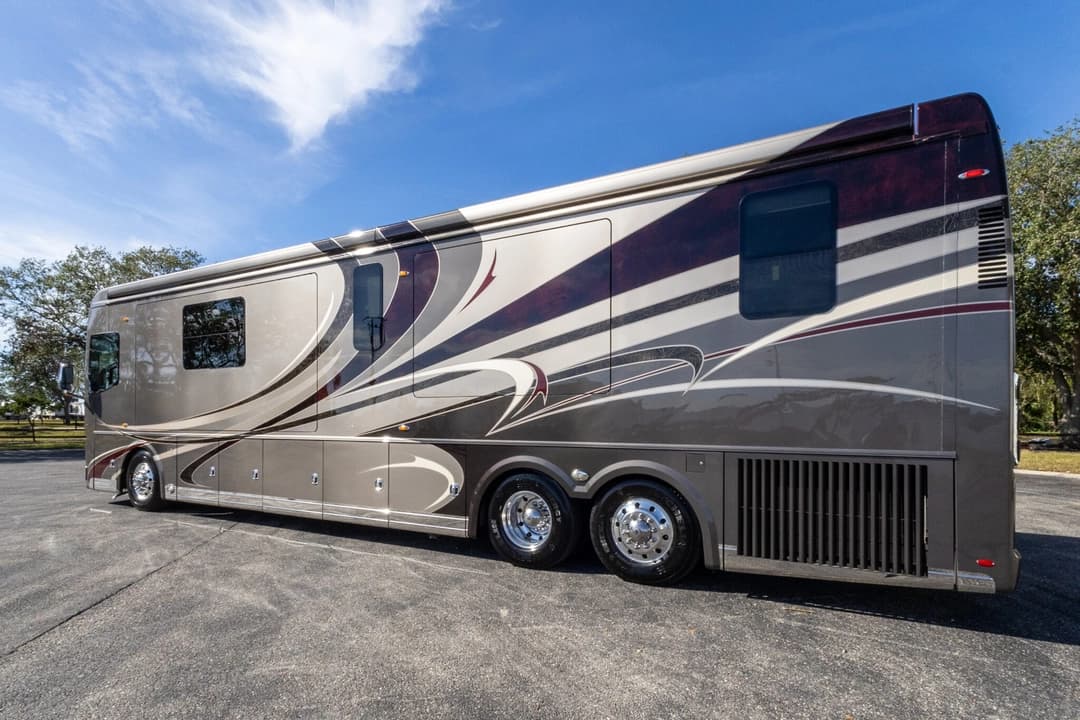 2016 Foretravel 4540 Motorcoach - Image 8