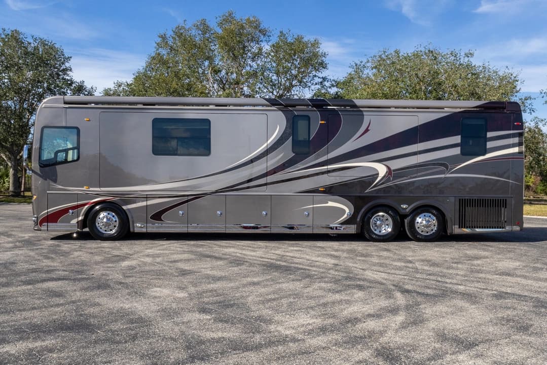 2016 Foretravel 4540 Motorcoach - Image 9