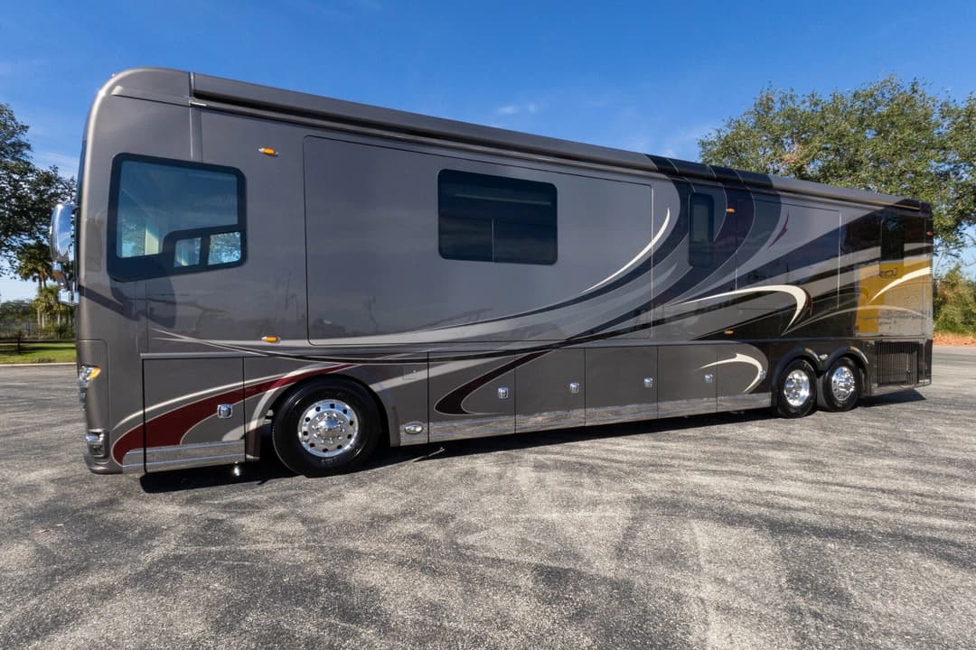 2016 Foretravel 4540 Motorcoach - Image 10