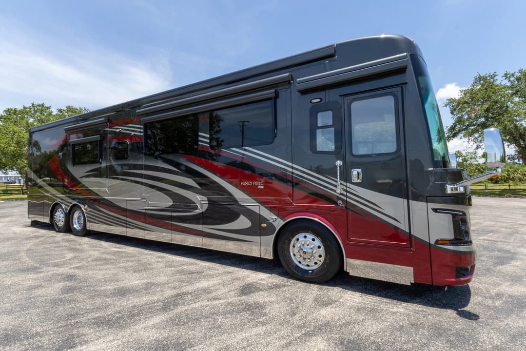 2020 King Aire 4533 Motorcoach - Image 2
