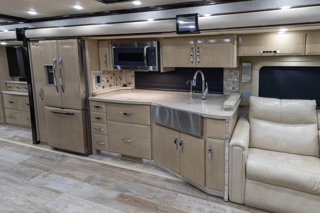 2020 King Aire 4533 Motorcoach - Image 16