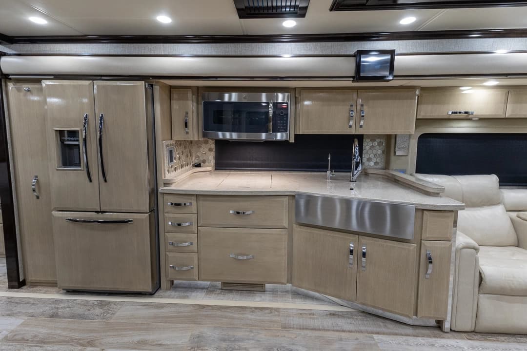 2020 King Aire 4533 Motorcoach - Image 17