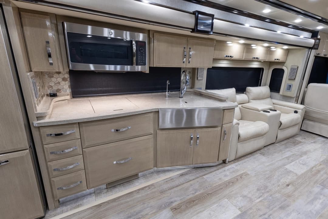 2020 King Aire 4533 Motorcoach - Image 18