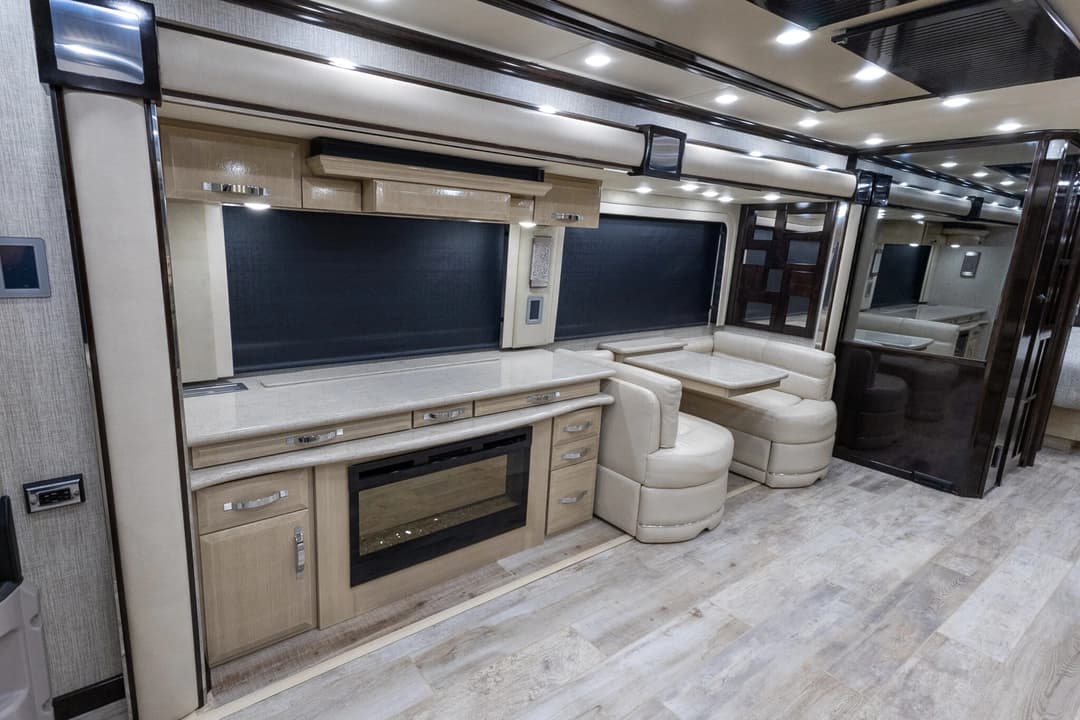 2020 King Aire 4533 Motorcoach - Image 19