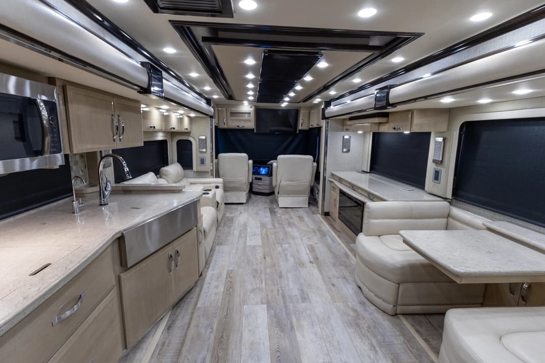 2020 King Aire 4533 Motorcoach - Image 21