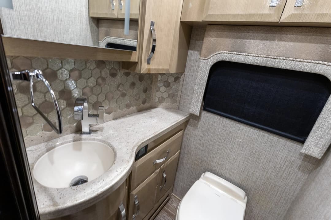 2020 King Aire 4533 Motorcoach - Image 22