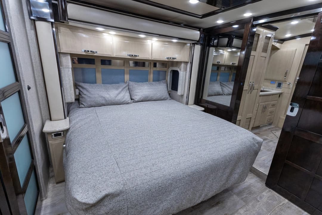 2020 King Aire 4533 Motorcoach - Image 24