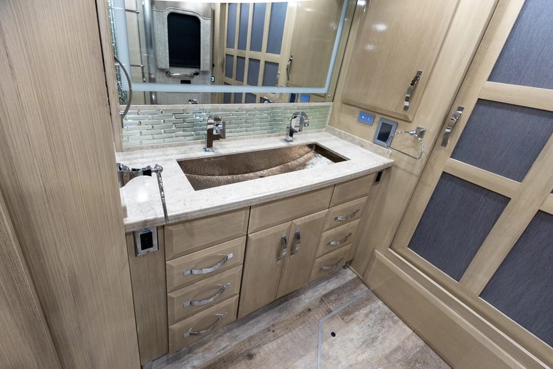 2020 King Aire 4533 Motorcoach - Image 28
