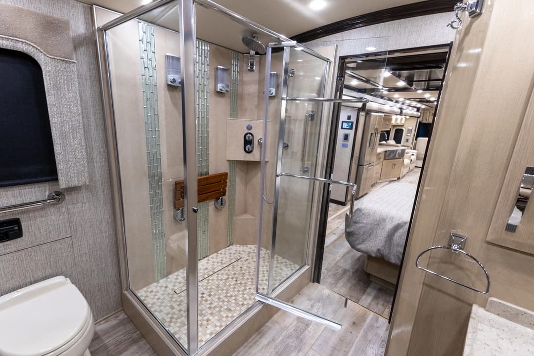 2020 King Aire 4533 Motorcoach - Image 29