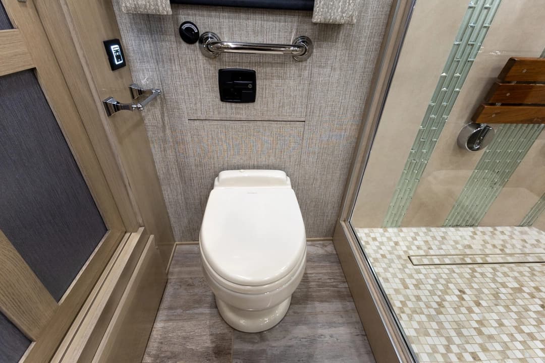 2020 King Aire 4533 Motorcoach - Image 30