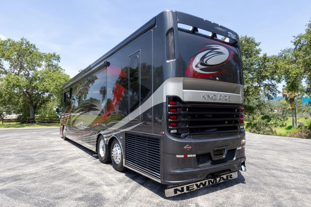 2020 King Aire 4533 Motorcoach - Image 7